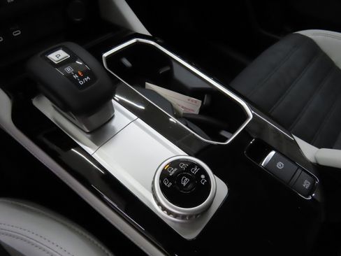 New 2025 Mitsubishi Outlander SE image 15