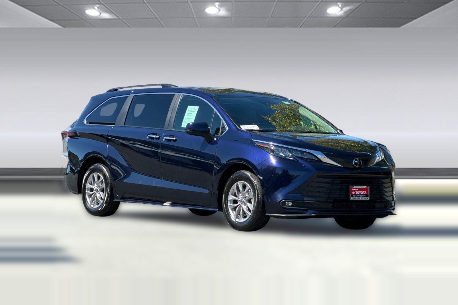 Used 2026 Toyota Sienna XLE FWD image 6