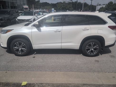 Used 2017 Toyota Highlander Plus AWD/4WD image 4