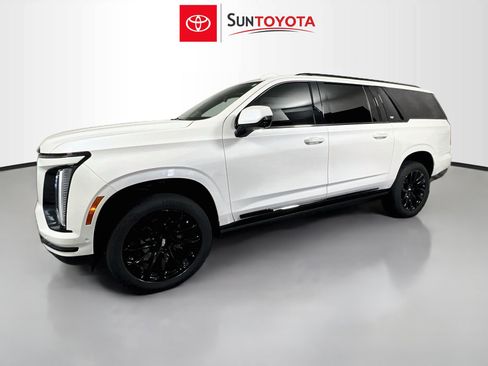 Used 2025 Cadillac Escalade ESV Sport Platinum AWD/4WD image 9