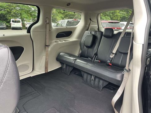 Used 2022 Chrysler Pacifica Touring-L FWD image 13