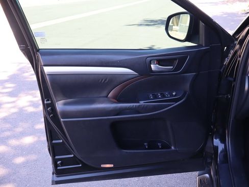 Used 2015 Toyota Highlander XLE FWD image 25
