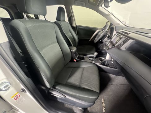 Used 2018 Toyota RAV4 LE FWD image 30