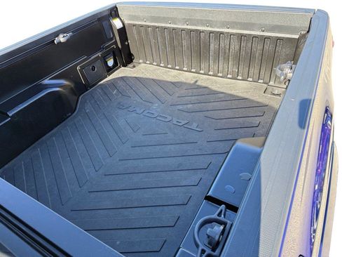 Used 2022 Toyota Tacoma TRD Sport w/ Technology Package image 9