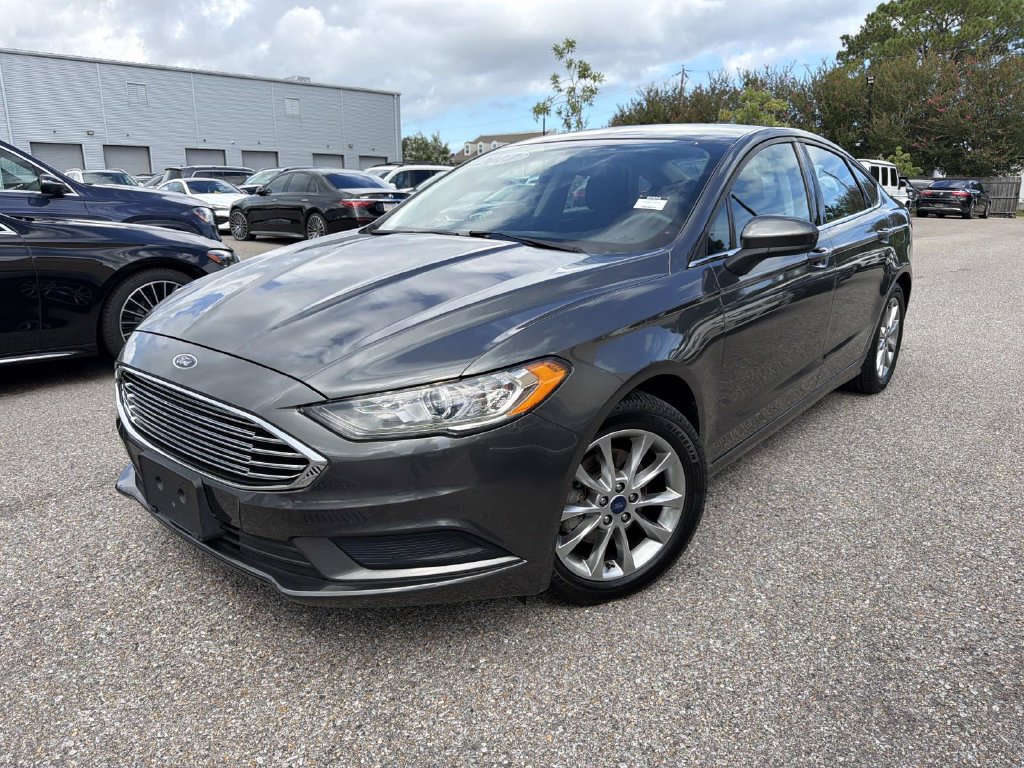 Used 2017 Ford Fusion SE w/ Fusion SE Technology Package FWD image 3