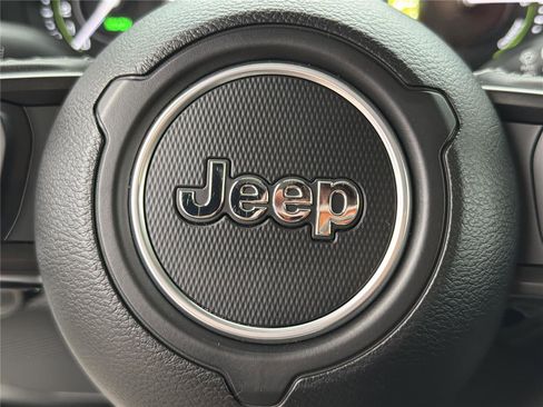 Used 2025 Jeep Wrangler Willys AWD/4WD image 24