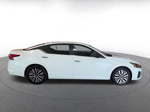 Used 2025 Nissan Altima 2.5 SV FWD image 14