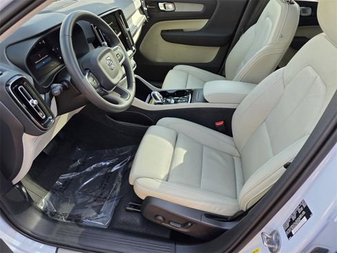 Used 2024 Volvo XC40 B5 Plus image 9