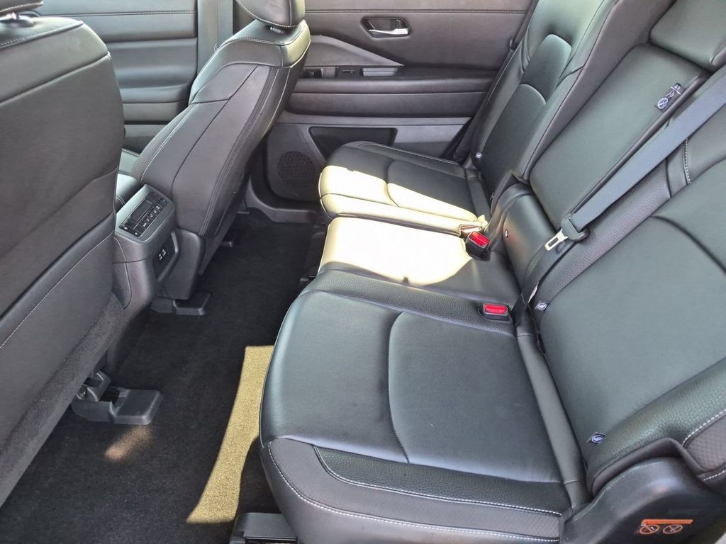 Used 2025 Nissan Pathfinder SL AWD/4WD image 30