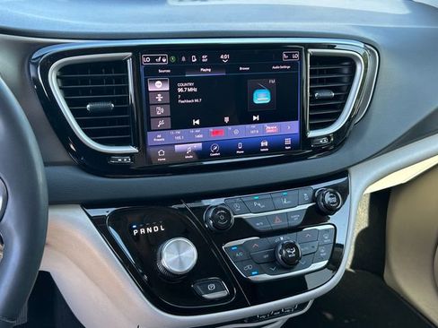 Used 2023 Chrysler Pacifica Touring-L FWD image 13