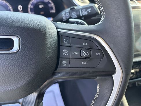 Used 2025 Jeep Grand Cherokee Altitude AWD/4WD image 18
