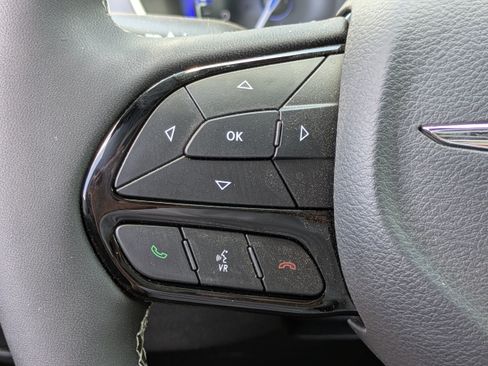 Used 2025 Chrysler Pacifica Limited FWD image 21