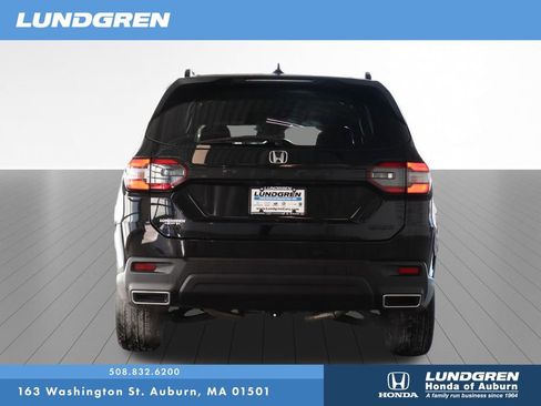 Used 2025 Honda Pilot Sport image 31