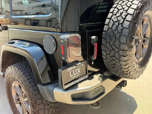 Used 2017 Jeep Wrangler Unlimited Sahara AWD/4WD image 12
