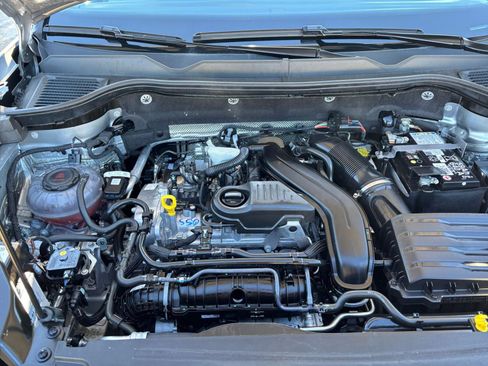 Used 2025 Volkswagen Taos SE image 32