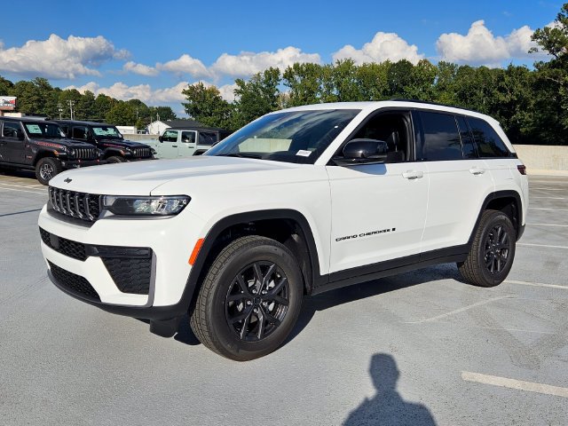 New 2027 Jeep Grand Cherokee Altitude RWD image 3