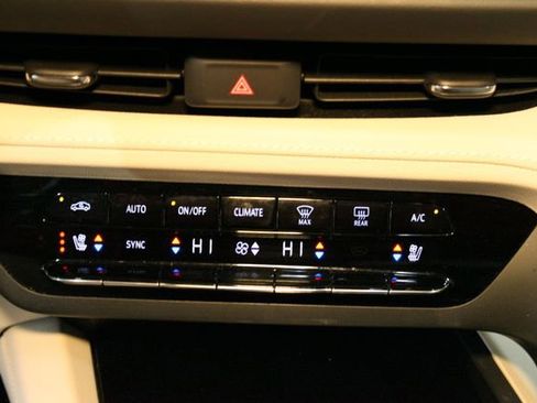 Used 2022 Buick Envision Avenir w/ Technology Package II FWD image 29