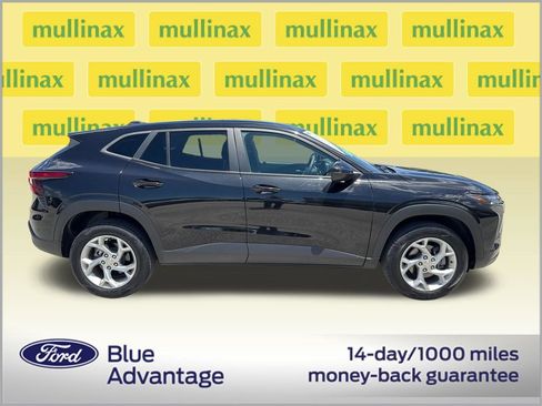 Used 2024 Chevrolet Trax LS w/ LS Convenience Package FWD image 2