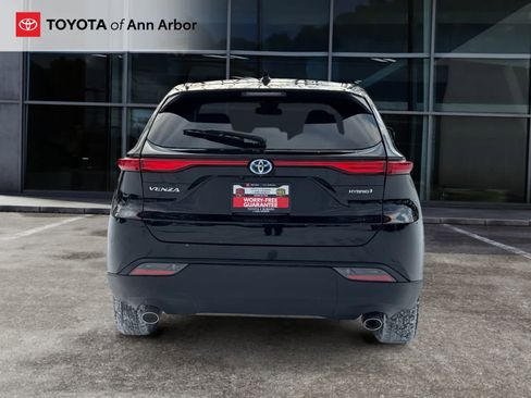 Used 2023 Toyota Venza LE image 9