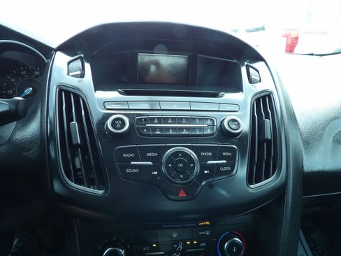 Used 2016 Ford Focus SE w/ SE Cold Weather Package FWD image 14