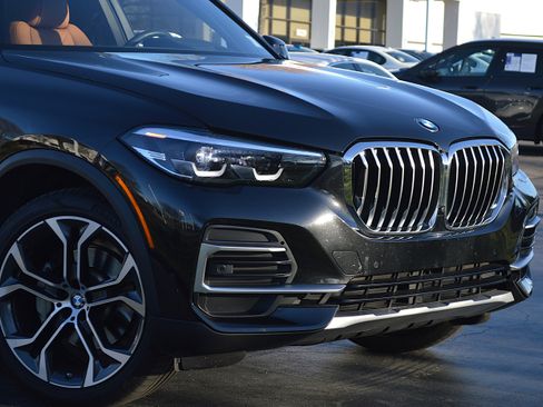 Used 2023 BMW X5 xDrive40i w/ Premium Package image 2