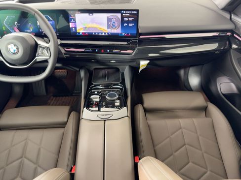 Certified 2025 BMW 530i image 28