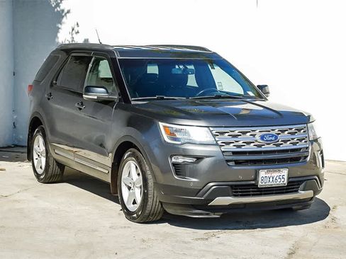 Used 2018 Ford Explorer XLT w/ Equipment Group 202A image 3