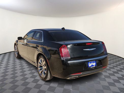 Used 2018 Chrysler 300 Touring w/ Chrome Appearance Package image 3