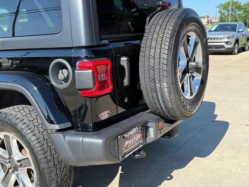Used 2018 Jeep Wrangler Unlimited Sahara AWD/4WD image 14