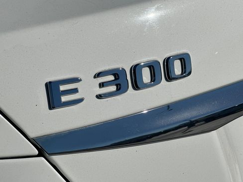Used 2018 Mercedes-Benz E 300 4MATIC image 26