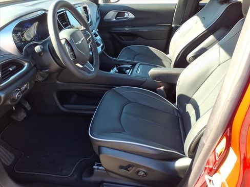 New 2026 Chrysler Pacifica Limited image 2
