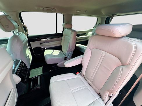 Used 2022 Jeep Wagoneer Series III w/ Flexible Seating Group image 24