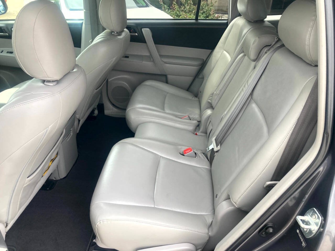 Used 2013 Toyota Highlander Plus FWD image 16