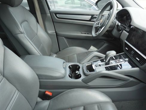 Used 2022 Porsche Cayenne Platinum Edition image 8