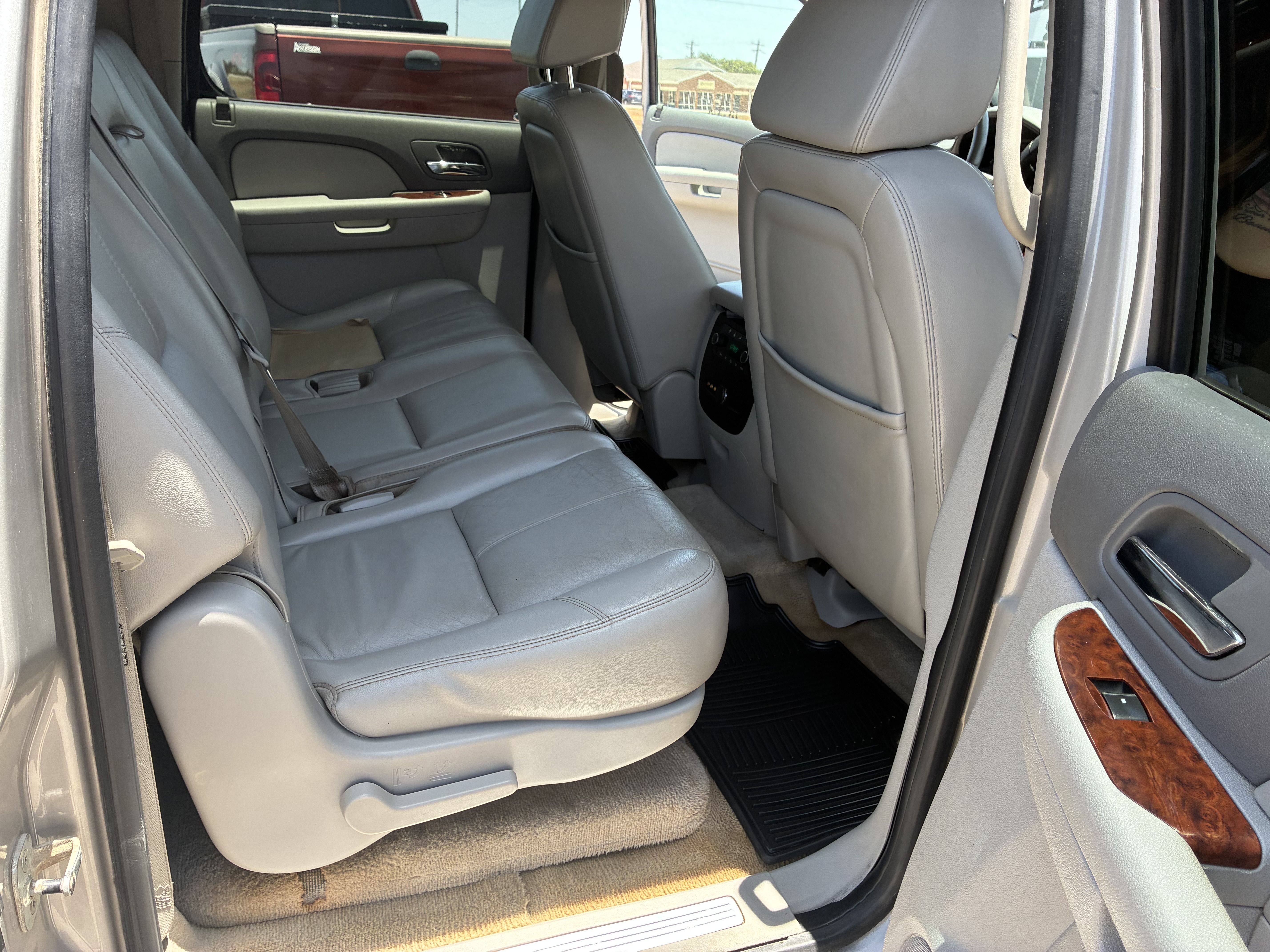 Used 2007 Chevrolet Suburban LT w/ LT Preferred Equipment Group AWD/4WD image 22