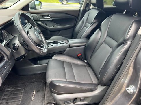 Certified 2022 Nissan Rogue SV w/ SV Premium Package AWD/4WD image 6