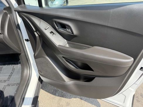 Used 2019 Chevrolet Trax LT w/ LT Convenience Package FWD image 11