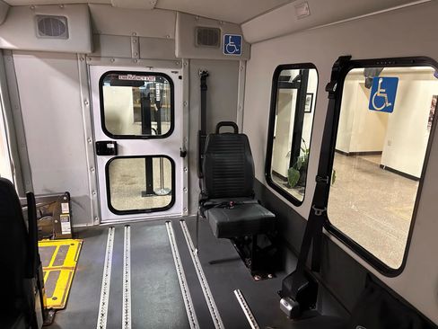 Used 2015 Ford E-350 and Econoline 350 Super Duty image 41