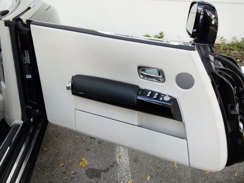 Used 2016 Rolls-Royce Phantom Drophead Coupe image 66