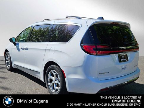 Used 2023 Chrysler Pacifica Limited FWD image 5