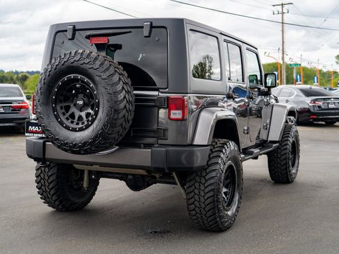 Used 2018 Jeep Wrangler Unlimited Sahara w/ Connectivity Group AWD/4WD image 9