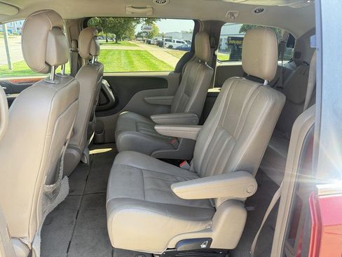 Used 2015 Chrysler Town & Country Touring image 10