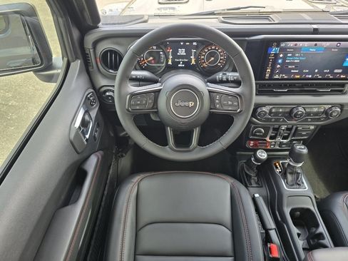 Used 2025 Jeep Wrangler Unlimited Rubicon AWD/4WD image 26
