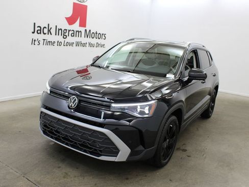 New 2026 Volkswagen Taos SE FWD image 2