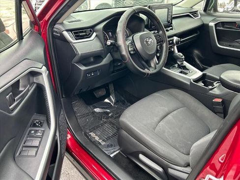 Used 2019 Toyota RAV4 LE image 7