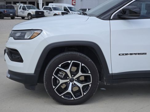Used 2025 Jeep Compass Limited image 8