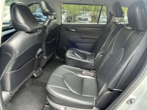 Used 2021 Toyota Highlander XLE AWD/4WD image 19