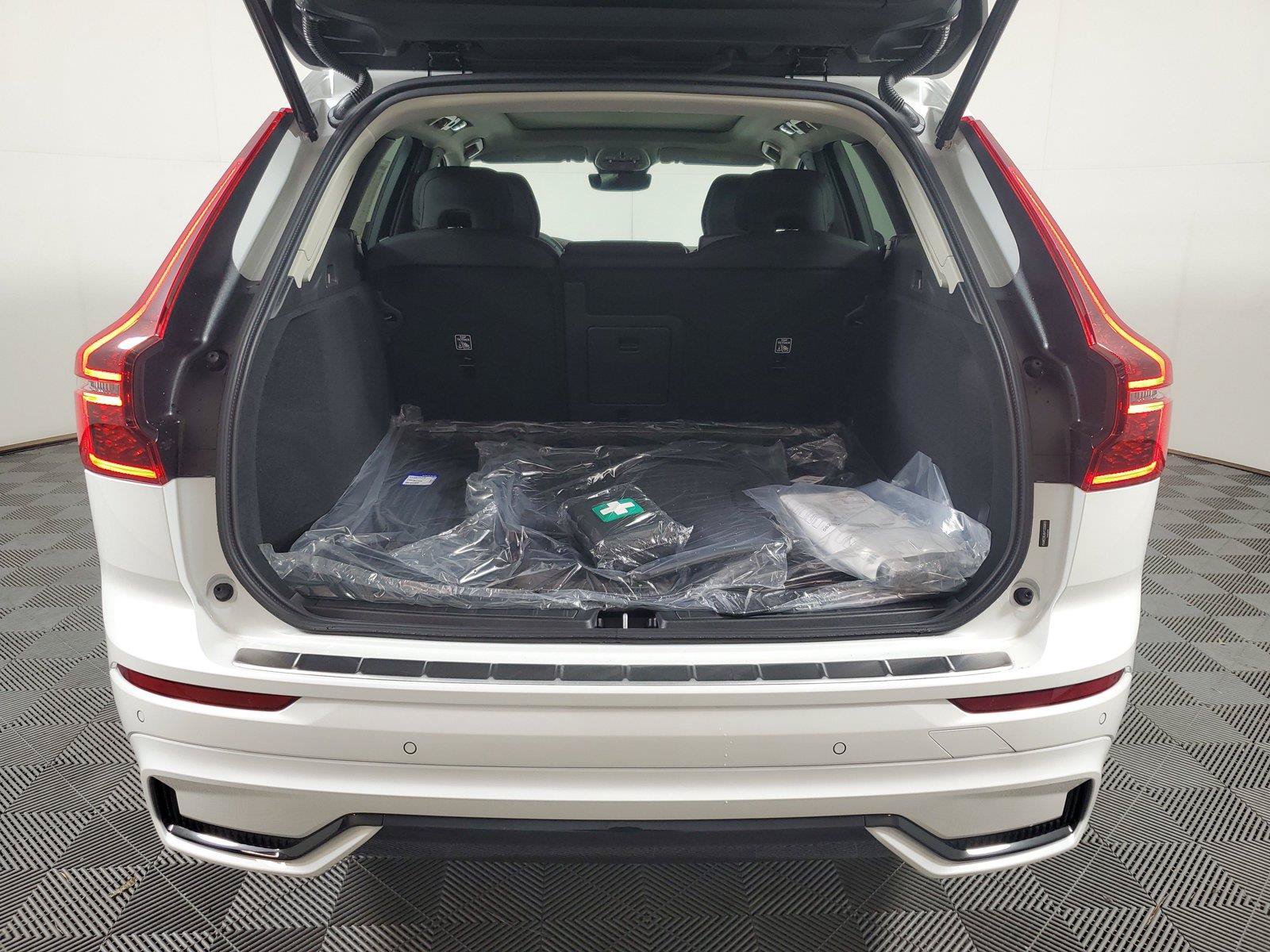 New 2027 Volvo XC60 B5 Core AWD/4WD image 9