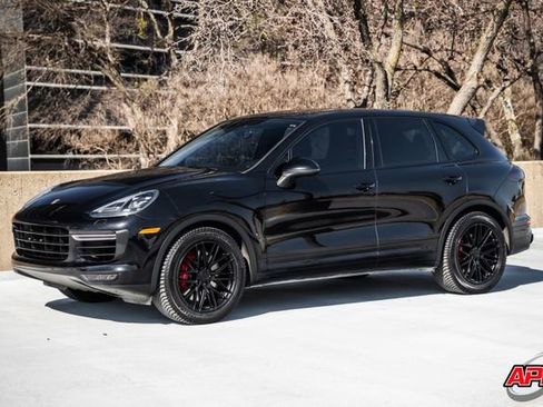 Used 2015 Porsche Cayenne Turbo image 5