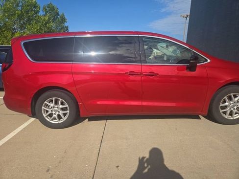 Used 2024 Chrysler Pacifica Touring-L FWD image 2